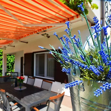 Semesterbostad House Sreca